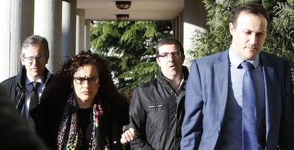 Carolina G&oacute;mez-Criado y F&eacute;lix Rubial (sin corbata), a su llegada a los juzgados de Santiago. 