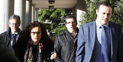 Carolina Gómez-Criado y Félix Rubial (sin corbata), a su llegada a los juzgados de Santiago.
