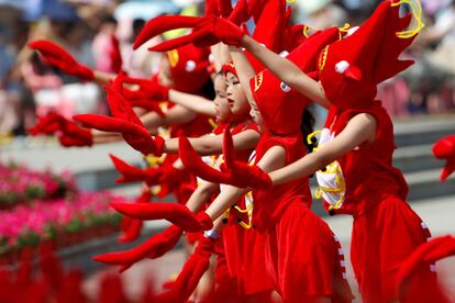 Niños vestidos de cangrejo durante una actuación en la presentación de un festival en Xuyi (China).