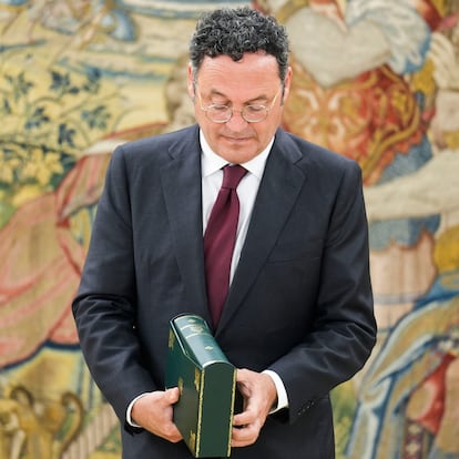 MADRID, 04/09/2024.- El rey Felipe VI recibe en audiencia al al fiscal general del Estado, Álvaro García Ortiz, que le hace entrega la memoria anual de la fiscalía, este miércoles en el Palacio de la Zarzuela. EFE/Borja Sánchez-Trillo
