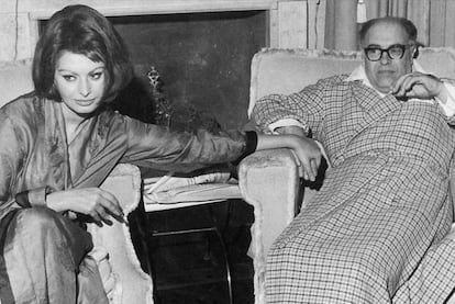 Sofia Loren con Carlo Ponti, la noche de la asignación del Oscar por 'Dos mujeres'. El atuendo de Sofia en bata armó escándalo en la época porque la primera boda se produjo en México por poderes en 1957. En Italia el divorcio era aún ilegal y los dos cónyuges fueron acusados de concubinato (Sofia) y bigamia (Carlo).