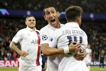 El jugador del PSG Ángel Di María (en el centro) celebra su primer gol junto a Juan Bernat.