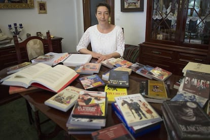 Silvia Caramella, rodeada de publicaciones taurinas.