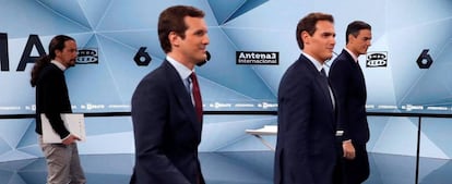 Los candidatos a presidir el Gobierno de España tras las elecciones generales, Pablo Iglesias (Unidas Podemos) (i); Pablo Casado (PP) (2i); Albert Rivera (Cs) (2d) y Pedro Sánchez (PSOE) antes del inicio del segundo debate electoral.