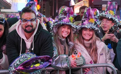 Miles de personas se dieron cita como cada año en Times Square para la tradicional celebración de Año Nuevo. 