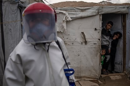 Un trabajador de la ONG Acción Contra el Hambre trabaja en la desinfección del campamento con motivo del cólera.


