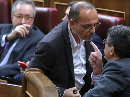 Carles Campuzano (PDeCAT) y Juan Jose Matari (PP) durante el pleno de ayer en el Congreso de los Diputados.