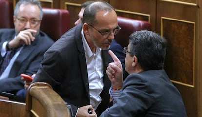 Carles Campuzano (PDeCAT) y Juan Jose Matari (PP) durante el pleno de ayer en el Congreso de los Diputados.