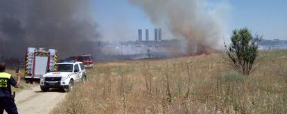 Los bomberos extinguen el fuego junto al monte de El Pardo.