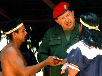 Chávez en un acto de entrega de tierras a comunidades indígenas