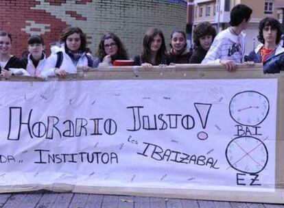 Varios alumnos del instituto Ibaizabal protestan a las puertas del centro, situado en el popular barrio de La Peña en Bilbao.