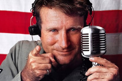 'Good Morning Vietnam' (1987, Barry Levinson)

	Los comentarios irreverentes y políticamente incorrectos de Adrian Conauer, un pinchadiscos de la radio que es enviado a Saigón para trabajar en la emisora del ejército americano, hicieron a Williams valedor de un Globo de Oro al mejor actor de comedia y le reportaron su primera nominación al Oscar.