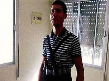 Younes Abouyaaqoub posa con un chaleco supuestamente cargado con explosivos. Él fue el terrorista que el 17 de agosto del año pasado irrumpió en La Rambla con una furgoneta y arrolló a más de 100 personas. Murió tiroteado en Subirats cuatro días después.