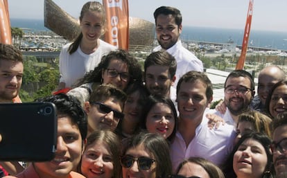 J&oacute;venes se hacen una foto con Melissa Rodr&iacute;guez, Fernando de P&aacute;ramo y Albert Rivera. 