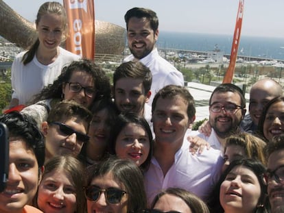 J&oacute;venes se hacen una foto con Melissa Rodr&iacute;guez, Fernando de P&aacute;ramo y Albert Rivera. 