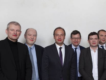 Miembros del Parlamento franc&eacute;s posan con los labios pintados en una campa&ntilde;a por los derechos de las mujeres. Denis Baupin, segundo por la izquierda, est&aacute; acusado por ocho mujeres de acoso sexual.