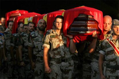Militares españoles portan los féretros de sus compañeros fallecidos en la base de Herat.