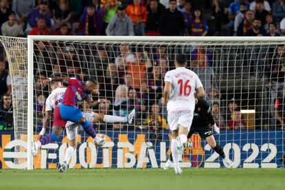 Memphis, en el momento de marcar el primer tanto del Barcelona ante el Mallorca.