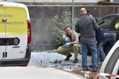La Policía científica recoge pruebas en el lugar de la explosión en el centro de Roma.