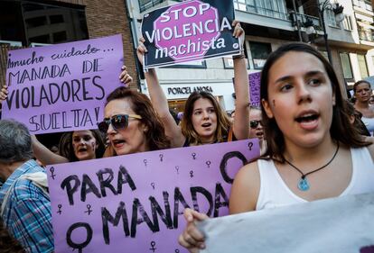 Concentración en Valencia en protesta por la puesta en libertad de los miembros de La Manada en 2017.