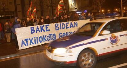 Protesta en San Sebastián contra los últimos detenidos de ETA en Francia.