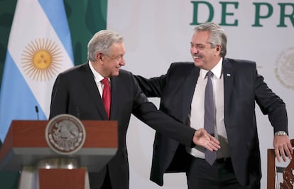 El presidente de Argentina, Alberto Fernández, y su homólogo de México, Andrés Manuel López Obrador (i), participan en una rueda de prensa matutina hoy, en el Palacio nacional de Ciudad de México.