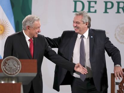 El presidente de Argentina, Alberto Fernández, y su homólogo de México, Andrés Manuel López Obrador (i), participan en una rueda de prensa matutina hoy, en el Palacio nacional de Ciudad de México.