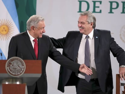 El presidente de Argentina, Alberto Fernández, y su homólogo de México, Andrés Manuel López Obrador (i), participan en una rueda de prensa matutina hoy, en el Palacio nacional de Ciudad de México.