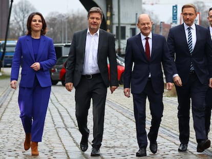 Desde la izquierda, Annalena Baerbock, Robert Habeck, Olaf Scholz, Christian Lindner y Volker Wissing, miembros del futuro Gobierno tripartito alemán, el miércoles en Berlín.