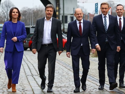 Los colíderes de Los Verdes, Annalena Baerbock y Robert Habeck (segundo por la izquierda), en una imagen tomada durante las negociaciones para formar el Gobierno de coalición que lidera Olaf Scholz, en el centro.