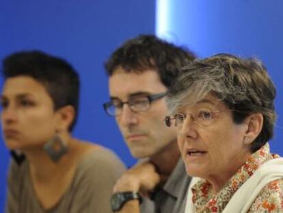En el centro, los parlamentarios Julen Arzuaga y Laura Mintegi, en la rueda de prensa que han ofrecido este viernes en el Parlamento vasco. 