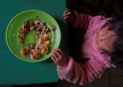 Mia Arganaraz, de 1 año, come una ración de guiso en un comedor social en Salta, Argentina, el 17 de septiembre de 2024. 