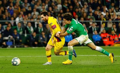 Messi, sujetado por Bartra.