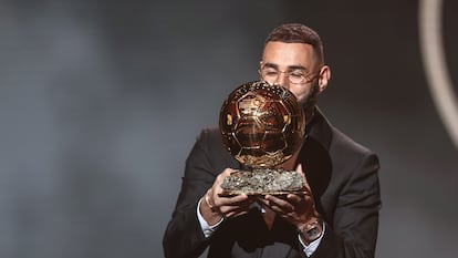 Karim Benzema al recibir el Balón de Oro este lunes en París