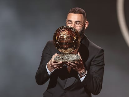 Karim Benzema al recibir el Balón de Oro este lunes en París