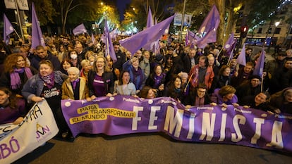 Manifestación contra la violencia machista convocada este 25 de noviembre de 2023 por la Comisión 8M. En ella, tras la pancarta, Irene Montero, Ángela Rodríguez 'Pam' y Victoria Rosell.