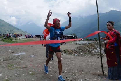 Un corredor cruza la línea de meta durante la 2ª edición del Maratón de Annapurna en las estribaciones de la cordillera del Monte Annapurna en el distrito de Kaski de Nepal el 3 de junio de 2019. El maratón marca el aniversario de la primera cumbre del Monte Annapurna I por una expedición francesa. Dirigido por el alpinista Maurice Herzog en 1950.