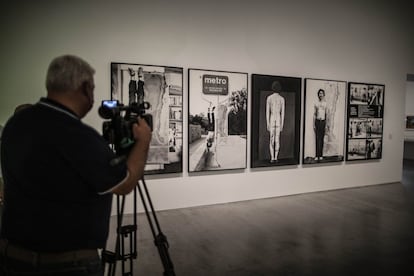 Fotografías que componen la obra 'A Chile' (1979-80) de Elías Adasme (Chile, 1955), quien tuvo que exiliarse a Puerto Rico en 1983 tras varios arrestos y amenazas de muerte por parte del régimen de Pinochet.