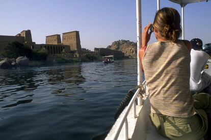 Unos turistas fotografían el templo ptolemaico de Filae, cerca de Asuán, consagrado a Isis.
