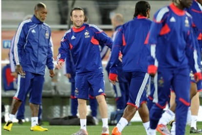 Mathieu Valbuena, en el centro, durante un entrenamiento de Francia en Sudáfrica.