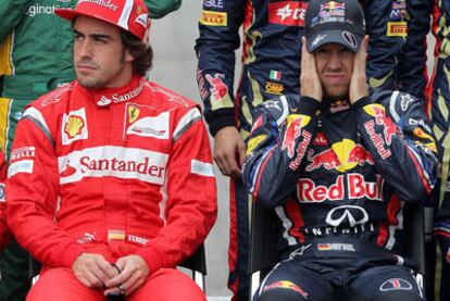 Fernando Alonso y Sebastian Vettel durante la foto oficial de los pilotos de la temporada 2011 en el circuito de Interlagos.