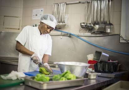 Una empleada del CIRE trabaja en la cocina de la prisión de Wad-Ras.