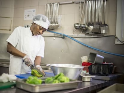 Una empleada del CIRE trabaja en la cocina de la prisión de Wad-Ras.