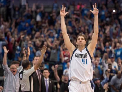 Nowitzki celebra una de sus canastas ante Portland.