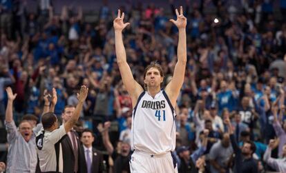 Nowitzki celebra uma de suas cestas contra os Lakers.