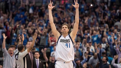 Nowitzki celebra uma de suas cestas contra os Lakers.