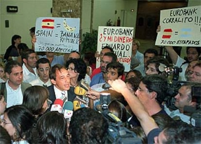 Pequeños accionistas de Eurobank rodean a su abogado tras la junta del pasado 25 de agosto.