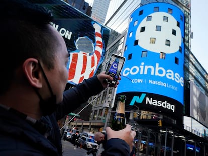 Un empleado de Coinbase celebra 
el debut en Bolsa de la compañía 
en Times Square en abril de 2021. getty images