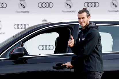 Bale, durante la entrega de veh&iacute;culos a la primera plantilla del Madrid. 