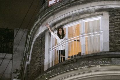 Cristina Fernández de Kirchner saluda a la multitud desde el balcón de su casa cerca de la medianoche del martes.